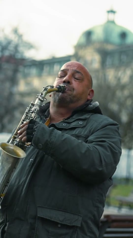 Saxophonist Dango outside the National Theatre – videoclip pe TikTok