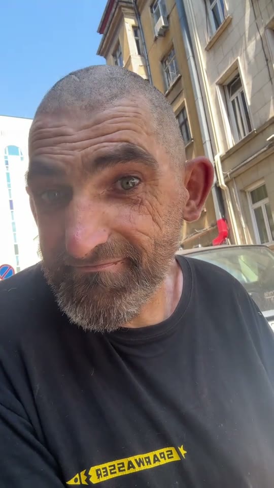Valyo, 33: a smile after years on the street – video on TikTok